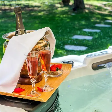 & Jacuzzi - Les Secrets D'aix 公寓式酒店 5*